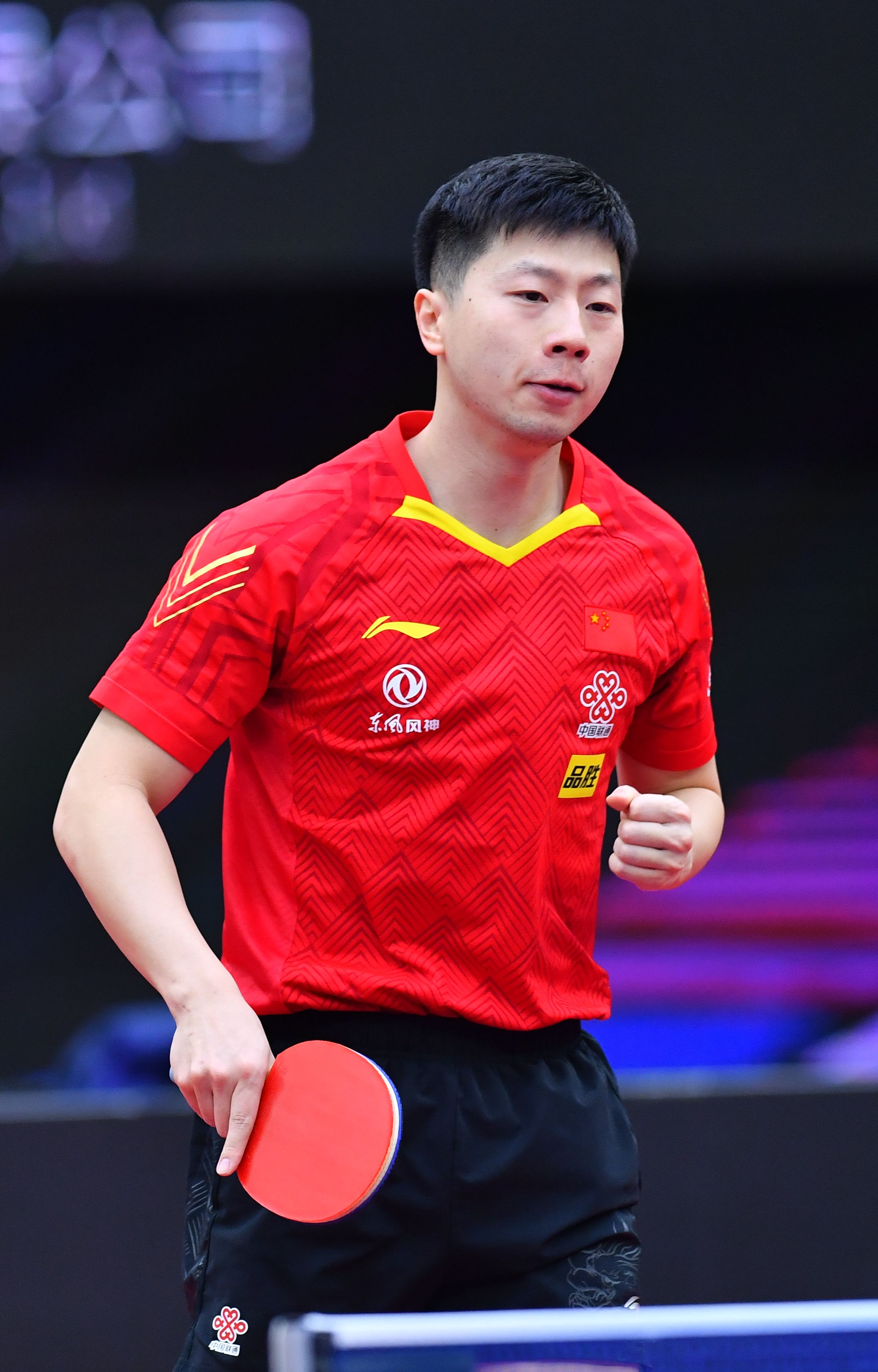 它们背后的 它们背后的